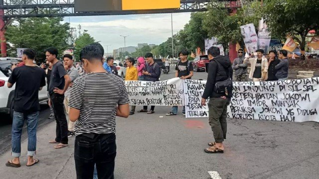 ‘Dosanya Ditanggung Rakyat’ Jadi Alasan Mahasiswa Tolak Kedatangan Jokowi di Makassar