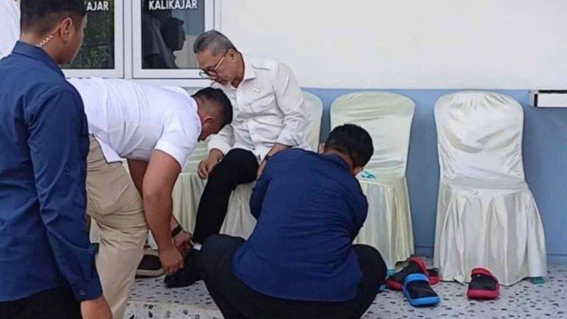 Lihat Tuh! Alih-Alih Tinjau Layanan Gizi, Zulkifli Hasan Justru Disibukkan Sepatu Kotor yang Dibersihkan Staf
