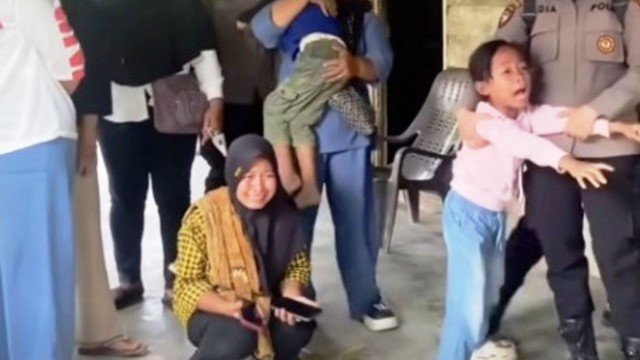 VIRAL Anak-Anak Menangis Histeris Menyaksikan Rumahnya Digusur Alat Berat, Lagi-Lagi Sawit!
