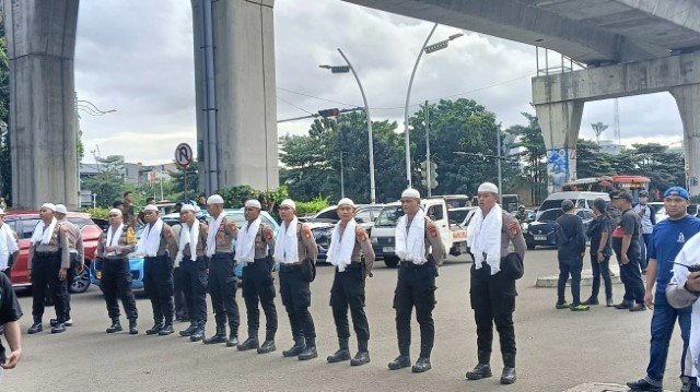 Masya Allah! Demo Mahasiswa di Mabes Polri Saat Ramadan, Polisi Berpeci dan Bersorban Siap Bagi Takjil