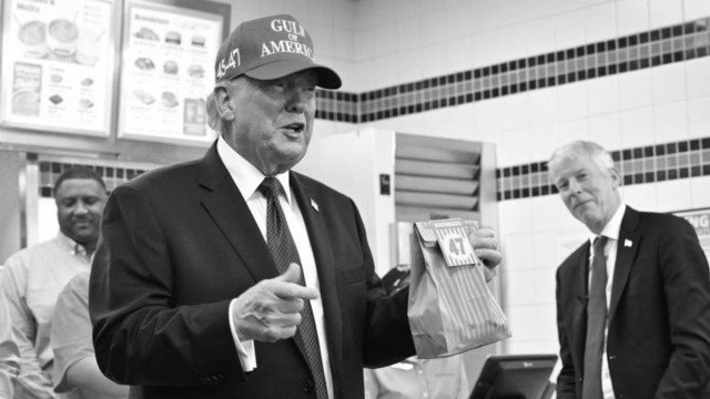 Main Golf dan Bagi-Bagi Hamburger, Taktik Trump ‘Kecoh’ Dunia Sebelum Serang Iran