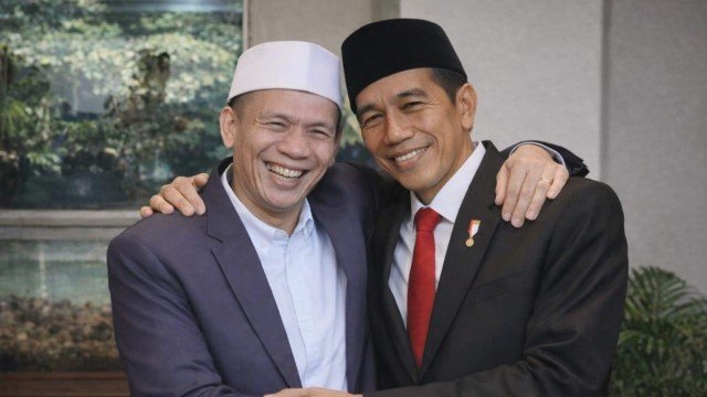 Yakin “11 Ribu Persen” Ijazah Jokowi Palsu, Kini Rismon Menjilat Jokowi dan Gibran Sejilat-Jilatnya!