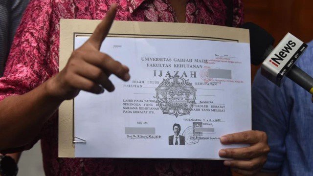 Bonatua Silalahi Kuliti Habis ‘Kejanggalan’ Fotokopi Ijazah Jokowi: Langgar Aturan, Tak Ada Tanggal Legalisir!