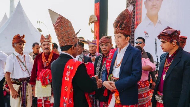 Gelar Raja-Raja Terus Mengalir Meski Telah Purna Tugas, Jokowi Saya Tetap Orang Desa!