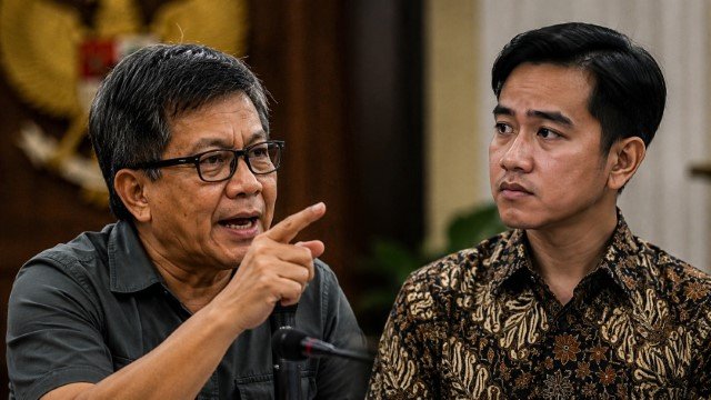 Konspirasi Istana! Rocky Gerung Dicurigai Sengaja Dipasang Buat 'Serang Gibran' dari Dalam
